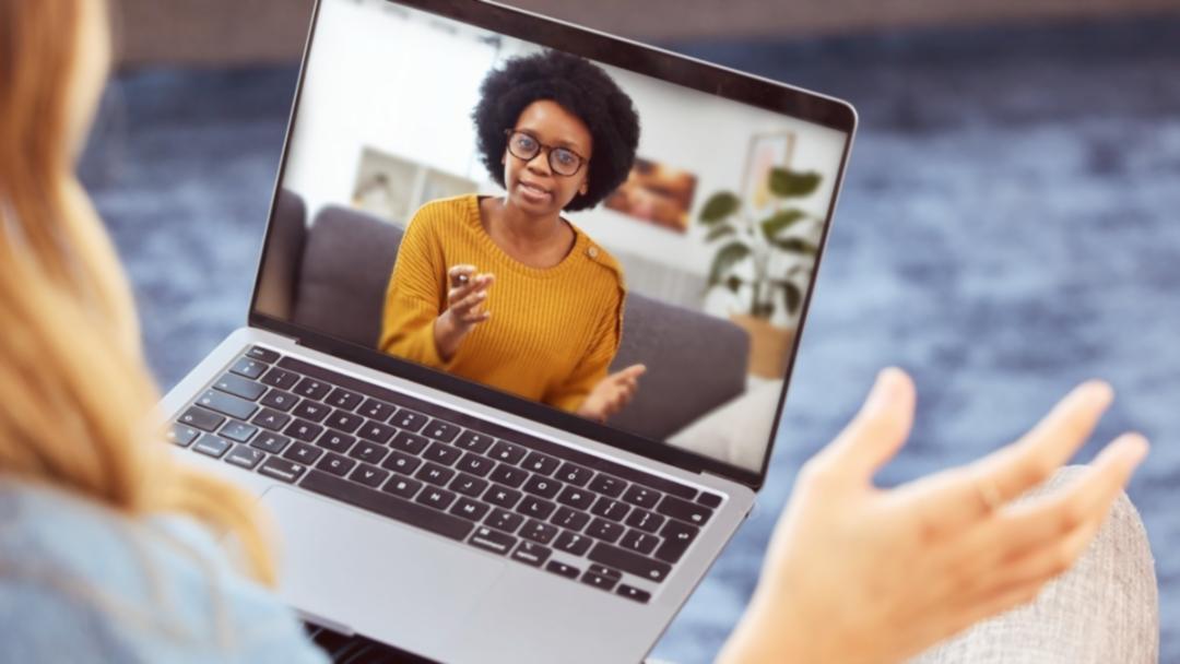 Deelnemers bespreken resultaten van een oefening in een digitale groepsomgeving