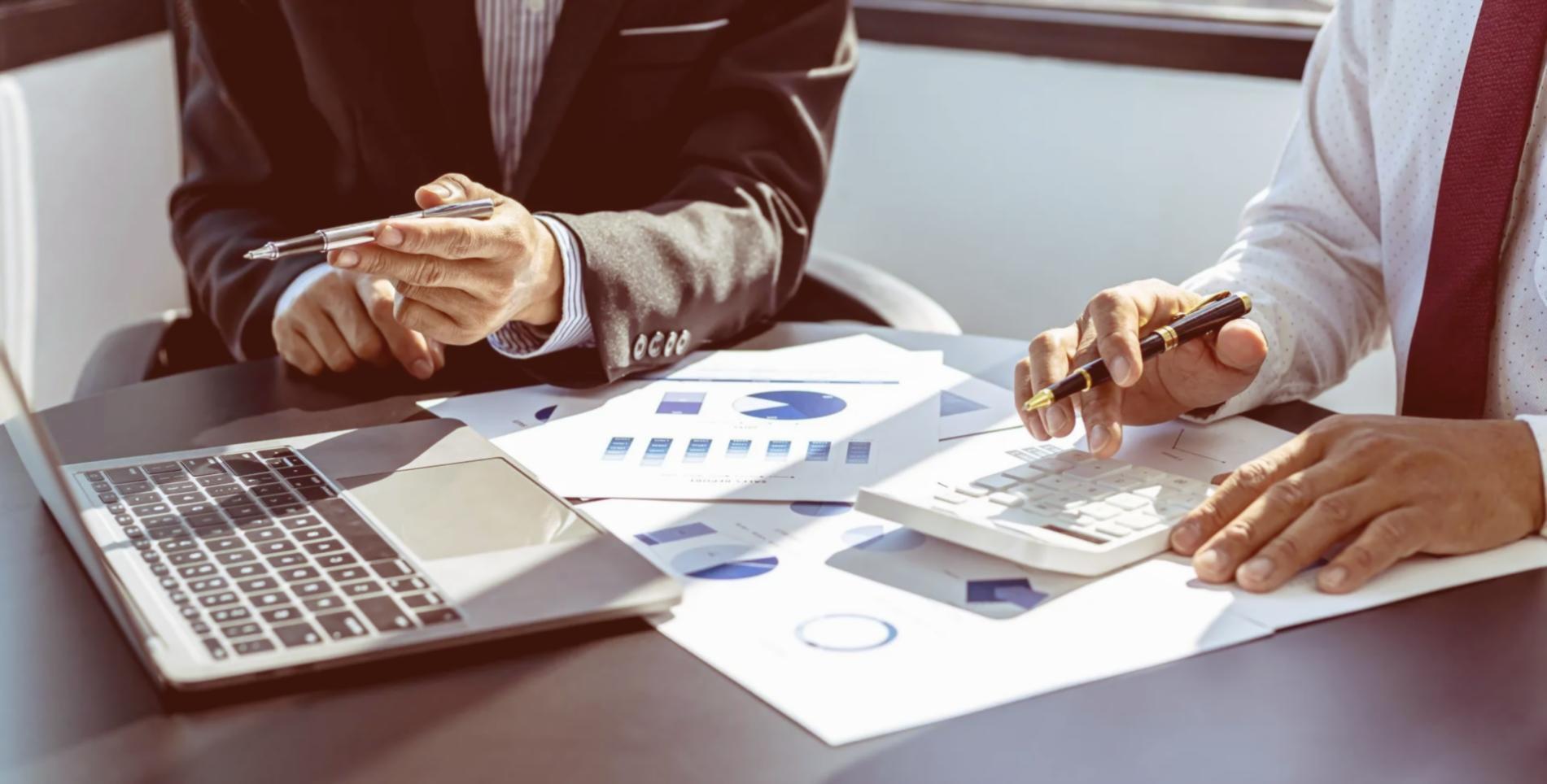 Deelnemer werkt aan financieel plan tijdens workshop