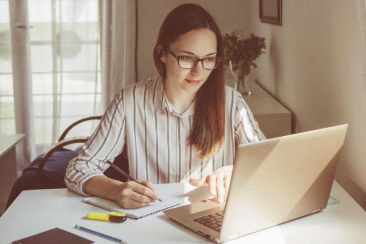 Deelnemers werken samen aan een financieel planningsvraagstuk tijdens een Euexpforge-workshop