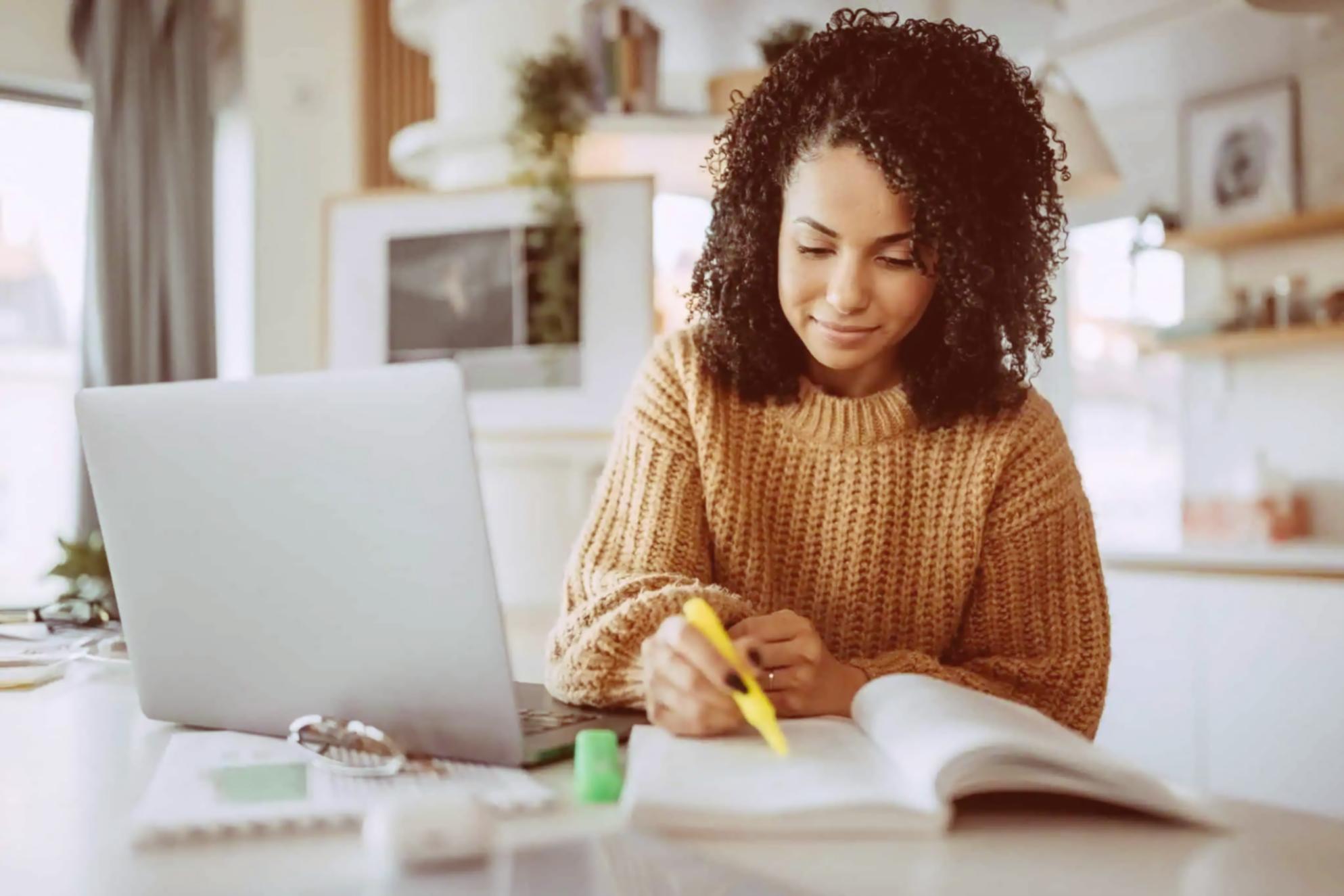 Deelnemer analyseert een persoonlijk financieel overzicht op een laptop